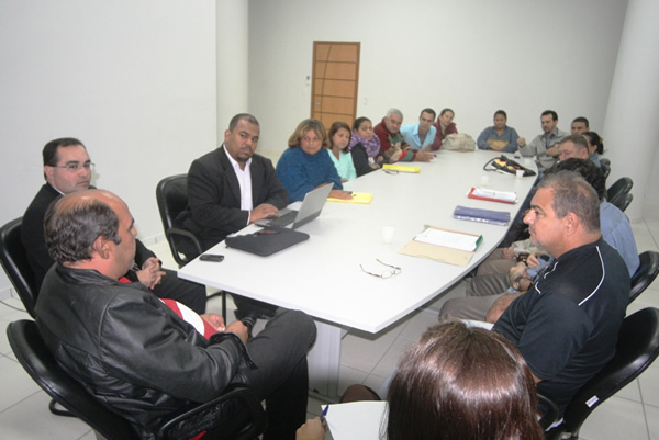 Prefeito negocia PCCS com representantes dos servidores municipais de Cuiabá
