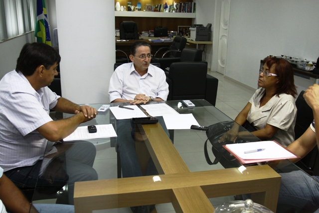 Prefeito Francisco Galindo recebe solicitação de regularização fundiária do bairro Oito de Abril