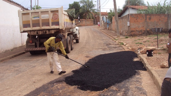 Infraestrura realiza serviços de limpeza e tapa buracos em diversos pontos da capital