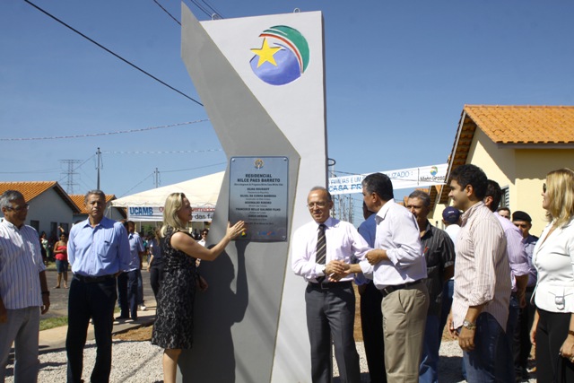 Centenas de famílias recebem as chaves da casa própria, através de parceria entre governo do estado, Caixa Econômica e prefeitura de Cuiabá