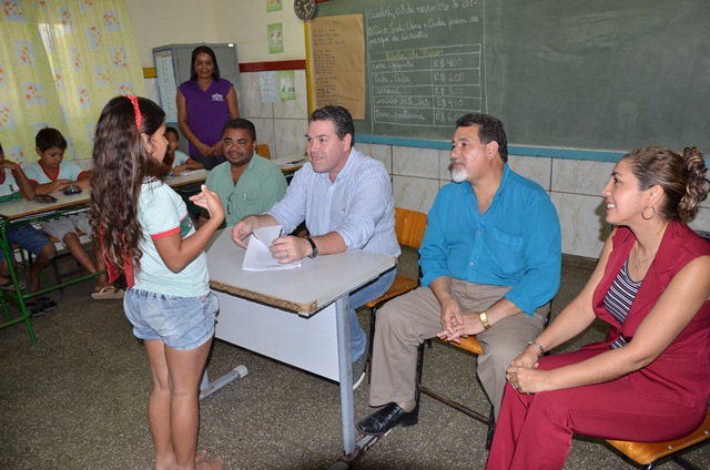 Secretário de Educação de Cuiabá visita escolas e recebe reivindicações dos alunos