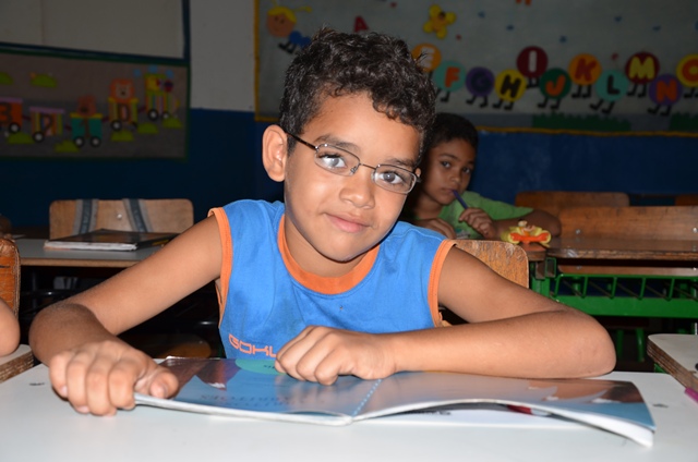Alunos da rede municipal de ensino de Cuiabá recebem doação de óculos 