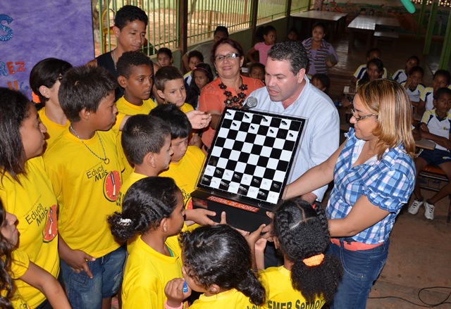 Alunos da Emeb Senhorinha recebem troféu por 1ª lugar geral em Festival de Xadrez
