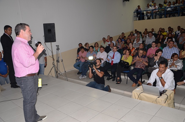 Prefeito, secretários e autoridades prestigiam lançamento do livro "Bibi, o companheiro de todos"