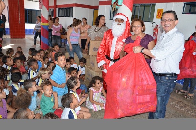 Prefeitura de Cuiabá presenteia alunos do município em comemoração ao Natal