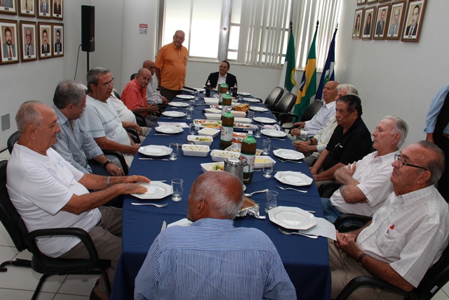 Francisco Galindo recebe membros do "Senadinho" em almoço de confraternização