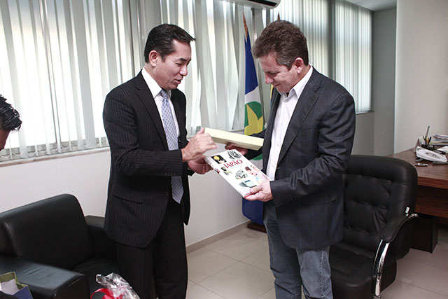 Cônsul do Japão faz visita de cortesia ao prefeito Mauro Mendes