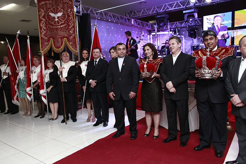 Mauro Mendes e Virginia prestigiam baile dos festeiros do Divino Espírito Santo