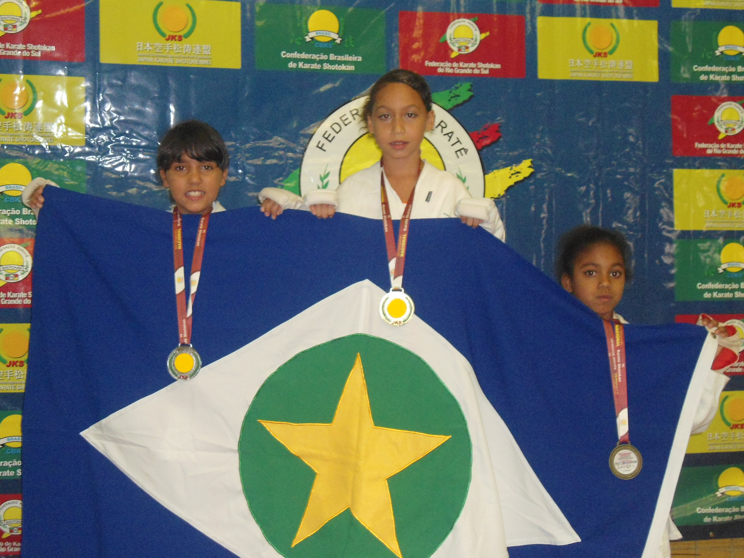 Alunos de escolas municipais conquistam títulos no campeonato nacional de Karatê