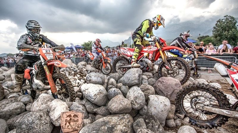 Piloto de motocross na corrida de motocross extrema